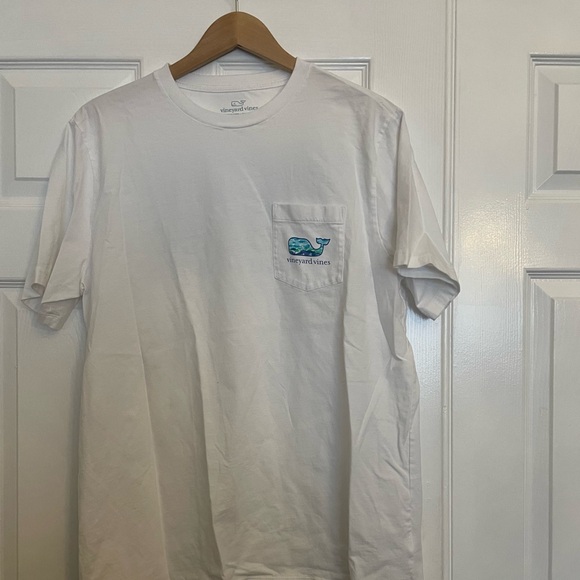 Vineyard Vines T-Shirt. White with a design on the back. Size Large - Picture 1 of 4